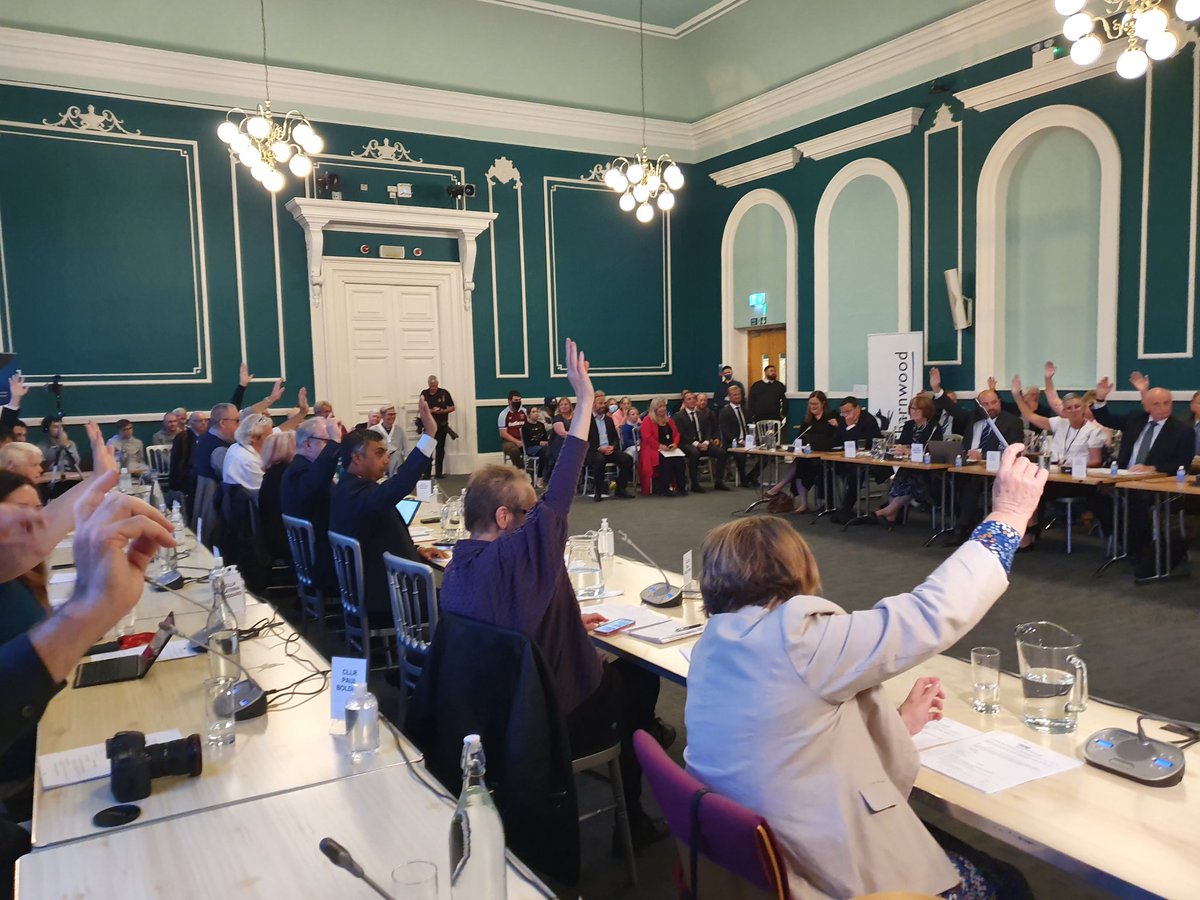 CharnwoodBC's tweet photo. There are 44 councillors in attendance for tonight’s meeting and they’ve just taken a vote. All have voted to confer the title of Freedom of the Borough to @lcfc  #lcfc https://t.co/QgX138ngCS