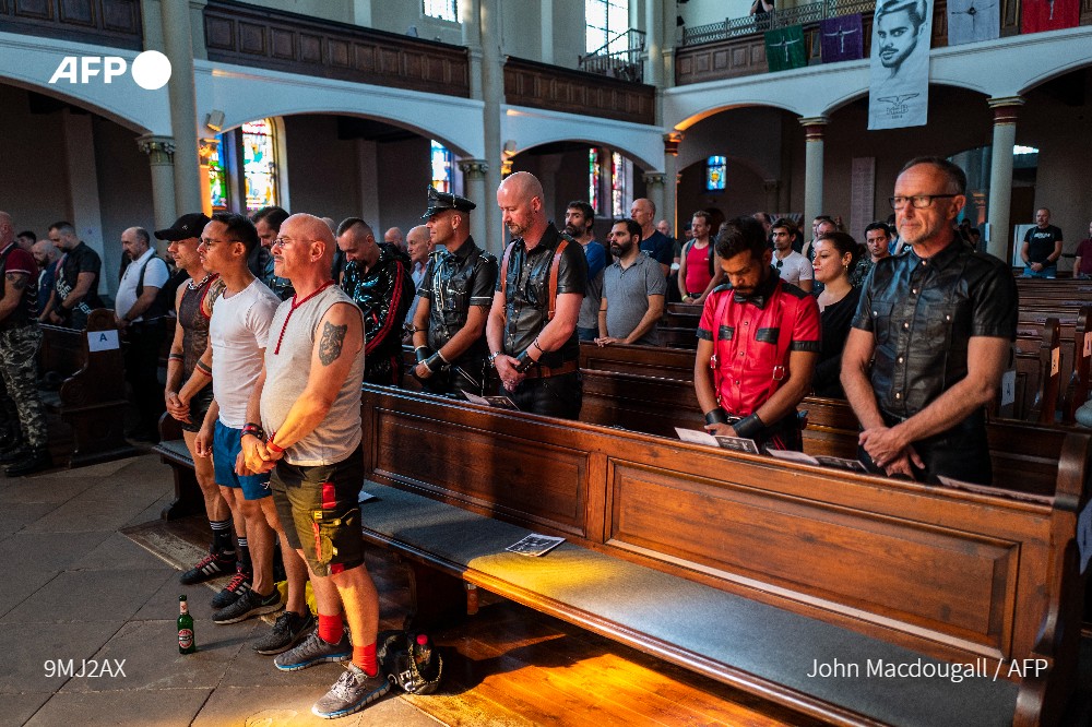 "Classic meets fetisch": une soirée de cuir et de corde dans une église de Berlin. Typique d'une ville "où on peut vivre aussi librement sans se soucier du regard des autres" #AFP par <a href="/DavidCourbet/">David Courbet</a>