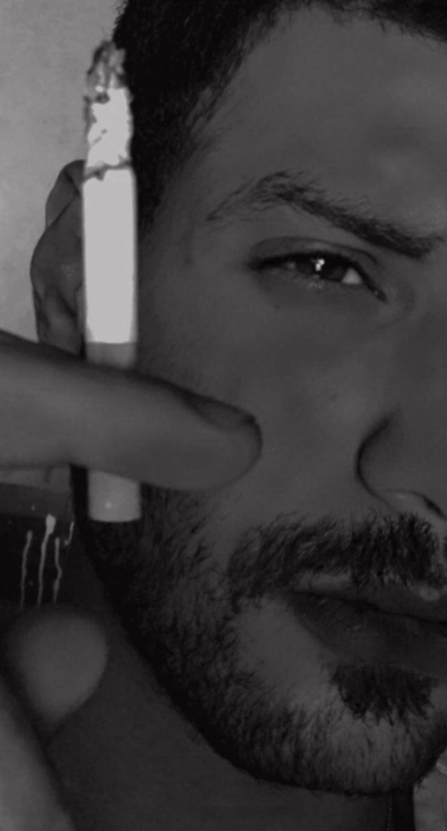 Ha1995e's tweet image. تاخذني الوحدهُ بتركيب الأبيات 
ومع كل فكره بيت أولع زقاره :)