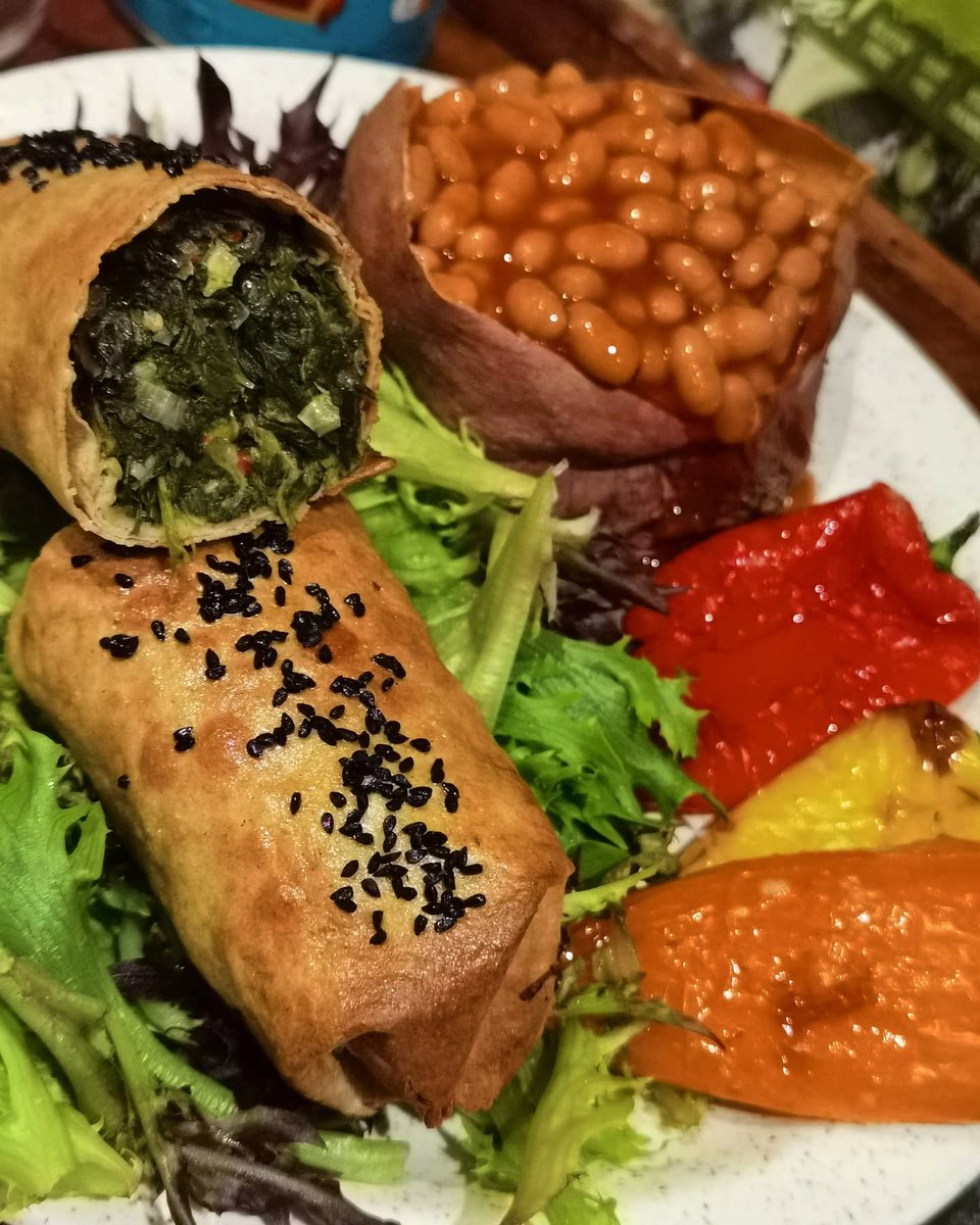 Lovely #brunch thanks to @BFreeFoods wrap when sprayed witb <a href="/frylighthq/">Frylight</a> makes a lovely pastry for my spinach filling. A little sweet potato jacket with <a href="/HeinzUK/">Heinz UK & Ireland</a> chilli beans and sweets peppers grilled. #perfect <a href="/slimmingworld/">Slimming World</a> #vegetarian #healthynotboring #lunch #tuesdayvibe