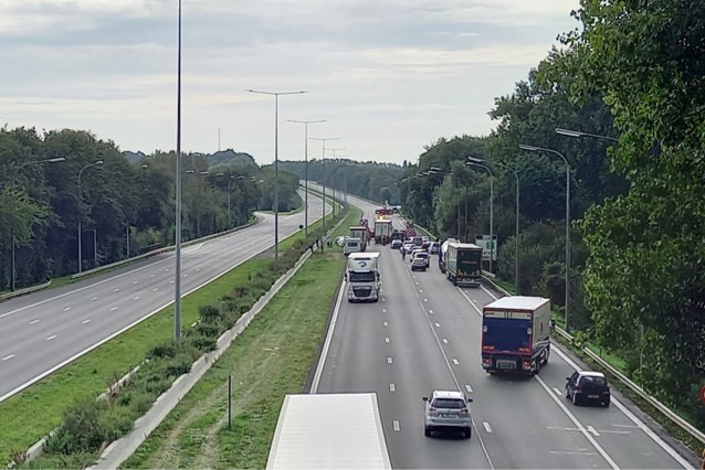 Brusselse ring versperd na ongeval met tankwagen met gevaarlijke stoffen