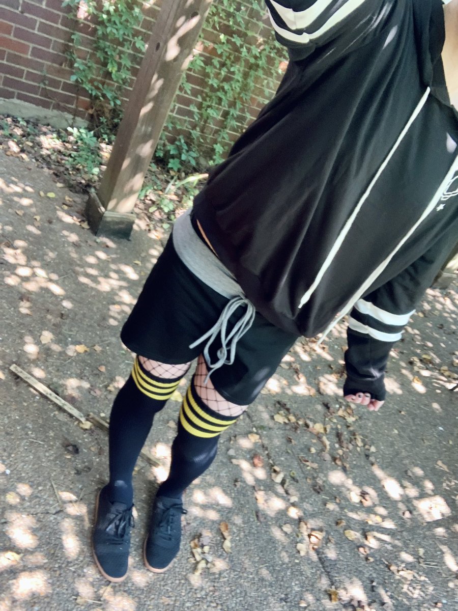 Big comfy sweaters are the beeeest!~💕💕💕
#femboy #cd #thighsocks #thighhighs