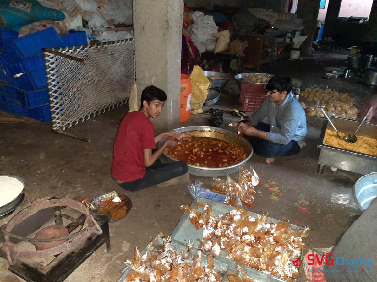 spswamigadhada's tweet photo. 🔴 પુર રાહત જામનગર LNDYM જામનગરના યુવાનોએ SVG Charity ના માધ્યમથી જામનગરમાં પૂરગ્રસ્ત લોકો માટે ફૂડ પેકેટનું પેકિંગ કામ શરૂ કર્યું છે અને અસરગ્રસ્તોની ઓળખ
#ReliefWork #CMOGujrat #EmergencyFoodDistribution #FoodDistribution #SVGcharity #VadtalGadi #Humanity #SwaminarayanVadtalGadi https://t.co/j2QWADBVco