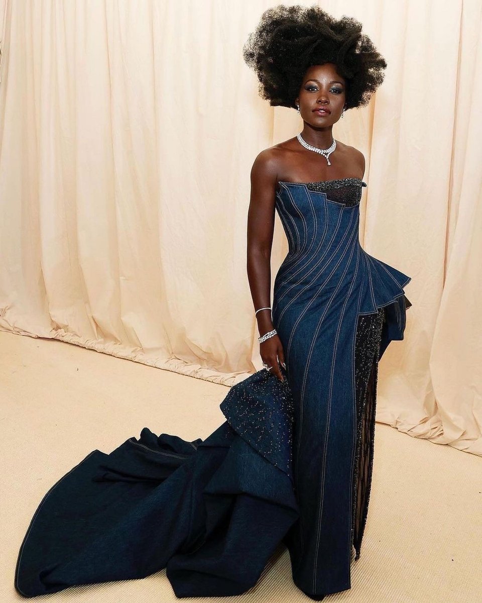 superstyleguide's tweet image. Lupita stunned in egos denim gown. You all know how much we love our denim and this one took our breathe away. Simply amazing🔥 
Our Maria dress comes to mind when we look at the mixed media and bead detailing in this one.

#metgala #metgala2021 #themet #lupitanyongo