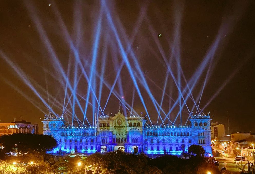 IsaPaiz_'s tweet photo. El país entero.// El Gobierno. https://t.co/0158tuzwI6