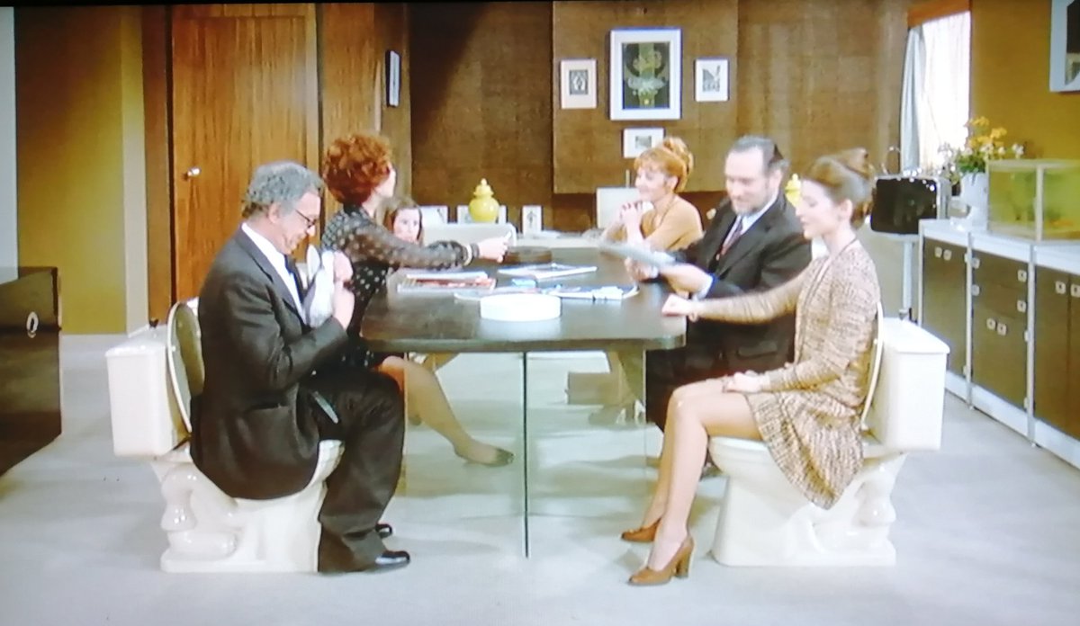 ট ইট র ひぐらしおん 自由の幻想 l ブニュエル 深夜の寝室を駝鳥が横切る 看護師は病気の父を訪ねる途中のホテルで 神父たちとトランプに興じ 煙草は吸うわ 酒は飲むわ 招かれた客は 椅子ではなく便器に腰掛けテーブルに向かう とにかく滅茶苦茶 常識