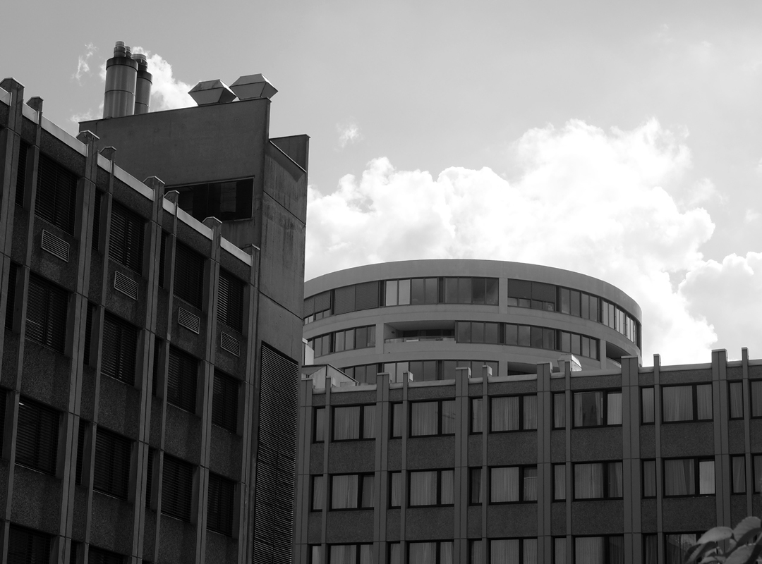 PascaleLily's tweet photo. When curves are asked to hold the line
#photography #blackandwhitephotography #bnwphotography #architecturephotography #architecture #brutalistarchitecture #concretejungle #cityphotography #pleaseholdtheline https://t.co/LIRsL40c8B