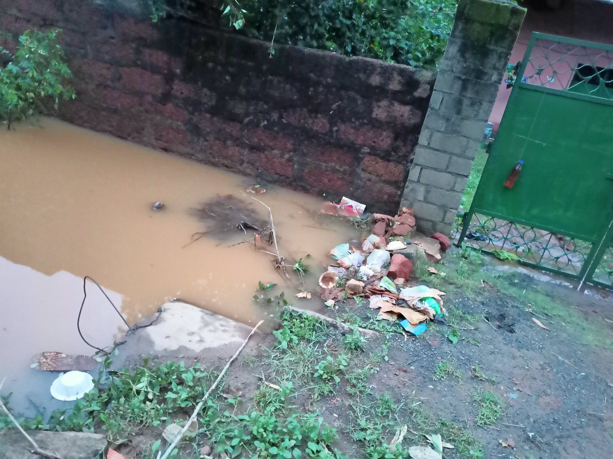 2baRanjan's tweet photo. scene created after a heavy rain fall.but a small rain fall will overflow and enter into the house.this problem has been sustaining for 10 years above no drainage system in this locality.
Place ..deulasahi , jubilee town, near kanak Durga temple
@dhenkanalm_hud 
@districtadmndkl https://t.co/xpbbiA3LSI