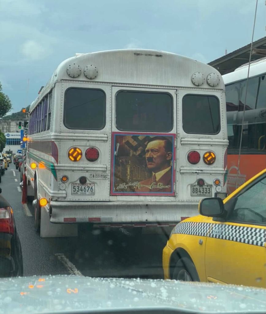 sabribacal's tweet image. ¿Ignorancia o convicción? No lo sé, pero esta imagen en un “diablo rojo” manda un mensaje sumamente peligroso. Panamá no es un país para que la imagen de un genocida se pasee por la calles y nadie diga nada. Dale RT si condenas lo que esto representa. @ADL @ATTTPanama