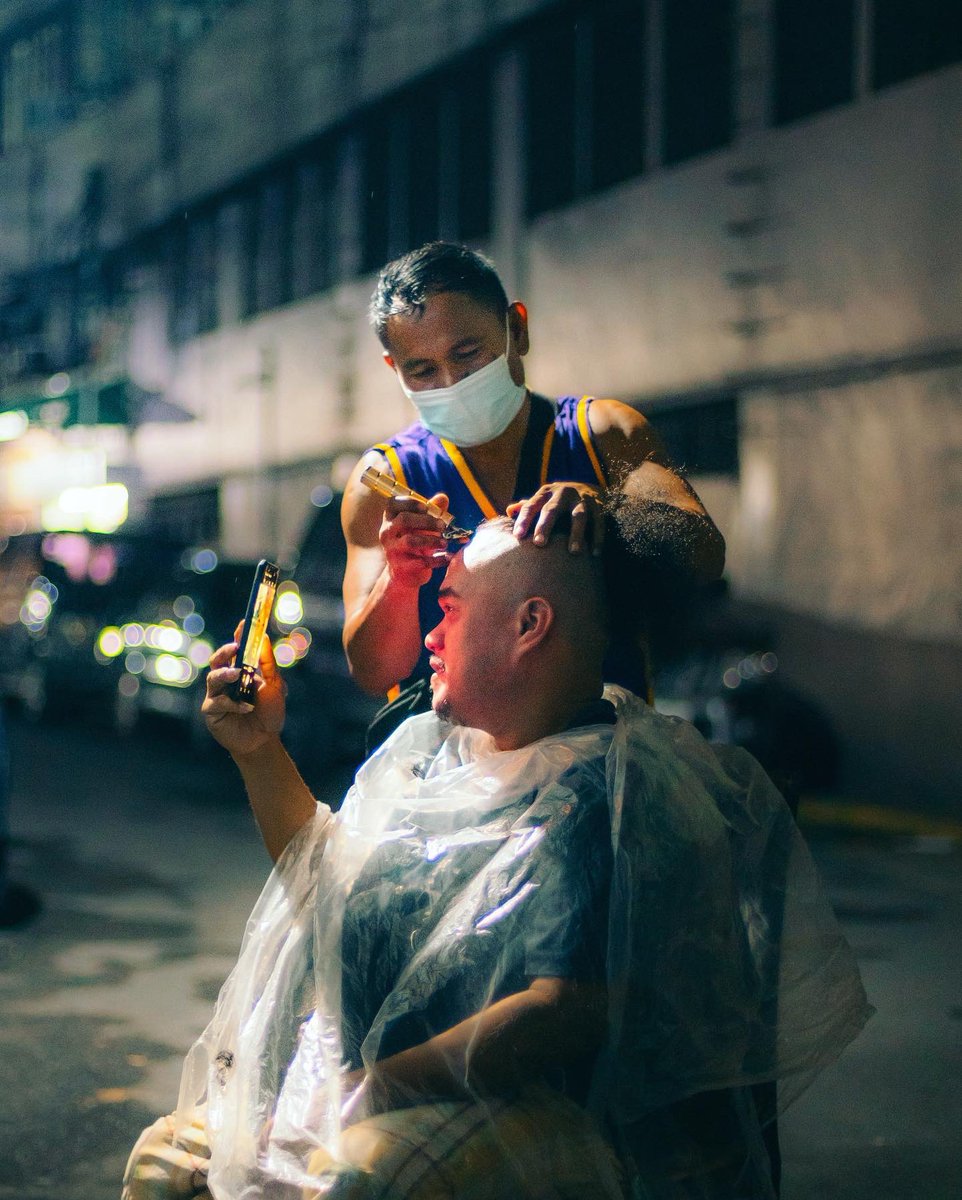 jilsonstiu's tweet image. Beauty Salon outdoors #alertlevel4 
Barangay tanod at duty, hairstylist by hire.