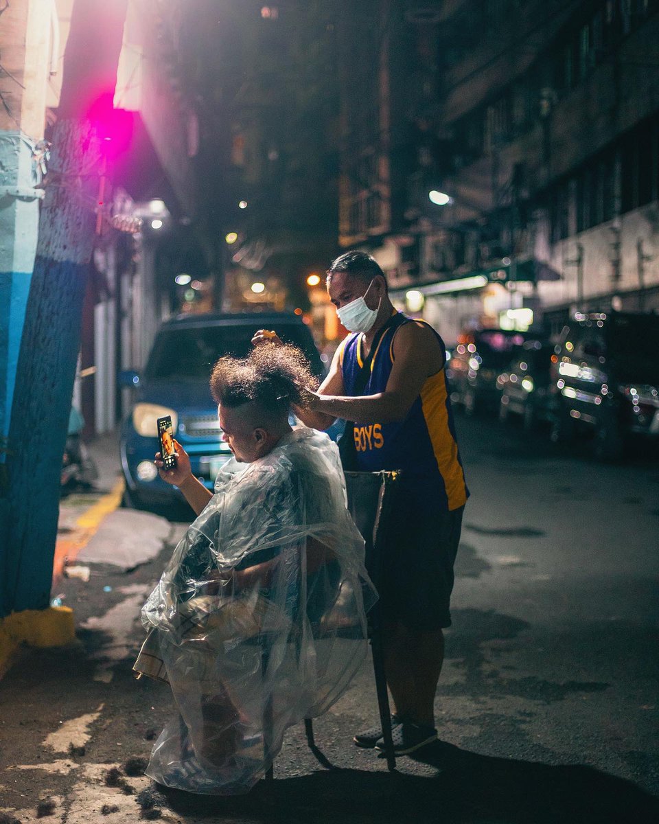 jilsonstiu's tweet image. Beauty Salon outdoors #alertlevel4 
Barangay tanod at duty, hairstylist by hire.