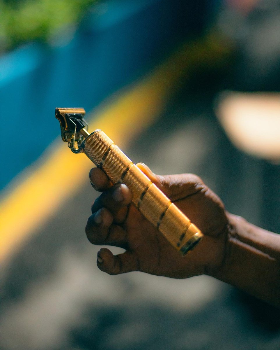 jilsonstiu's tweet image. Beauty Salon outdoors #alertlevel4 
Barangay tanod at duty, hairstylist by hire.