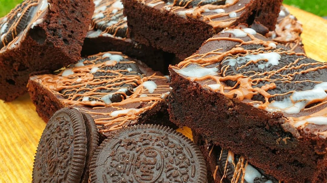 OreoUki's tweet photo. There’s nothing like an OREO Fudge Brownie 😍 Absolute classic by @metalhead_bbq !

 📸: https://t.co/y5nyOV14U9

#OreoFudge #OreoBrownie #OREO #OreoStayPlayful #OreoCreations #Fudge #Brownie https://t.co/6ODK9rfF4o