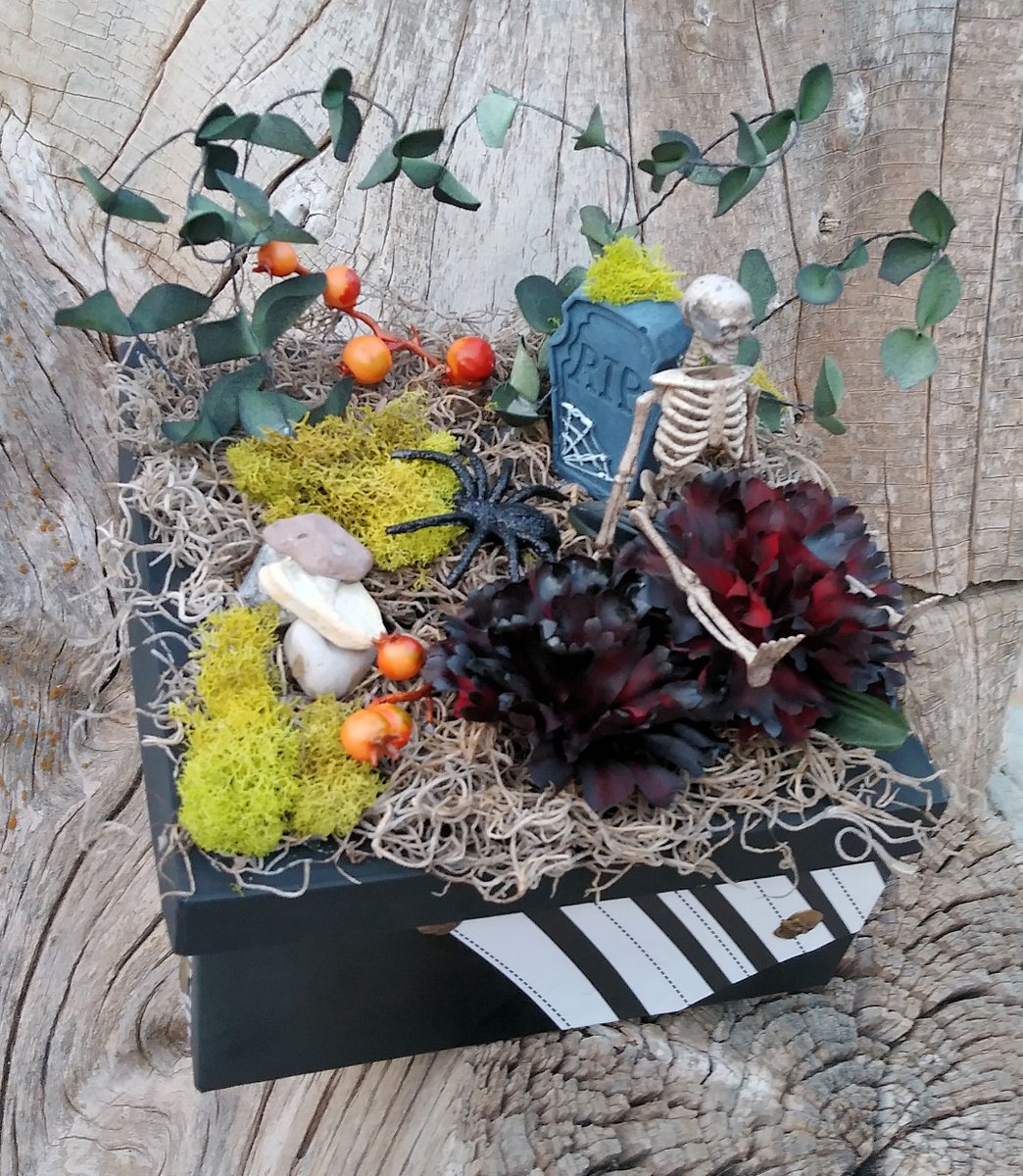 JusbcuzDezins's tweet image. Horror-ific Halloween box Graveyard theme stash box 8 x4 " Paper Mache box Ghoul bonanza.com/listings/11370… 
#halloweendecor #UniqueBoxes #HorrificHalloween