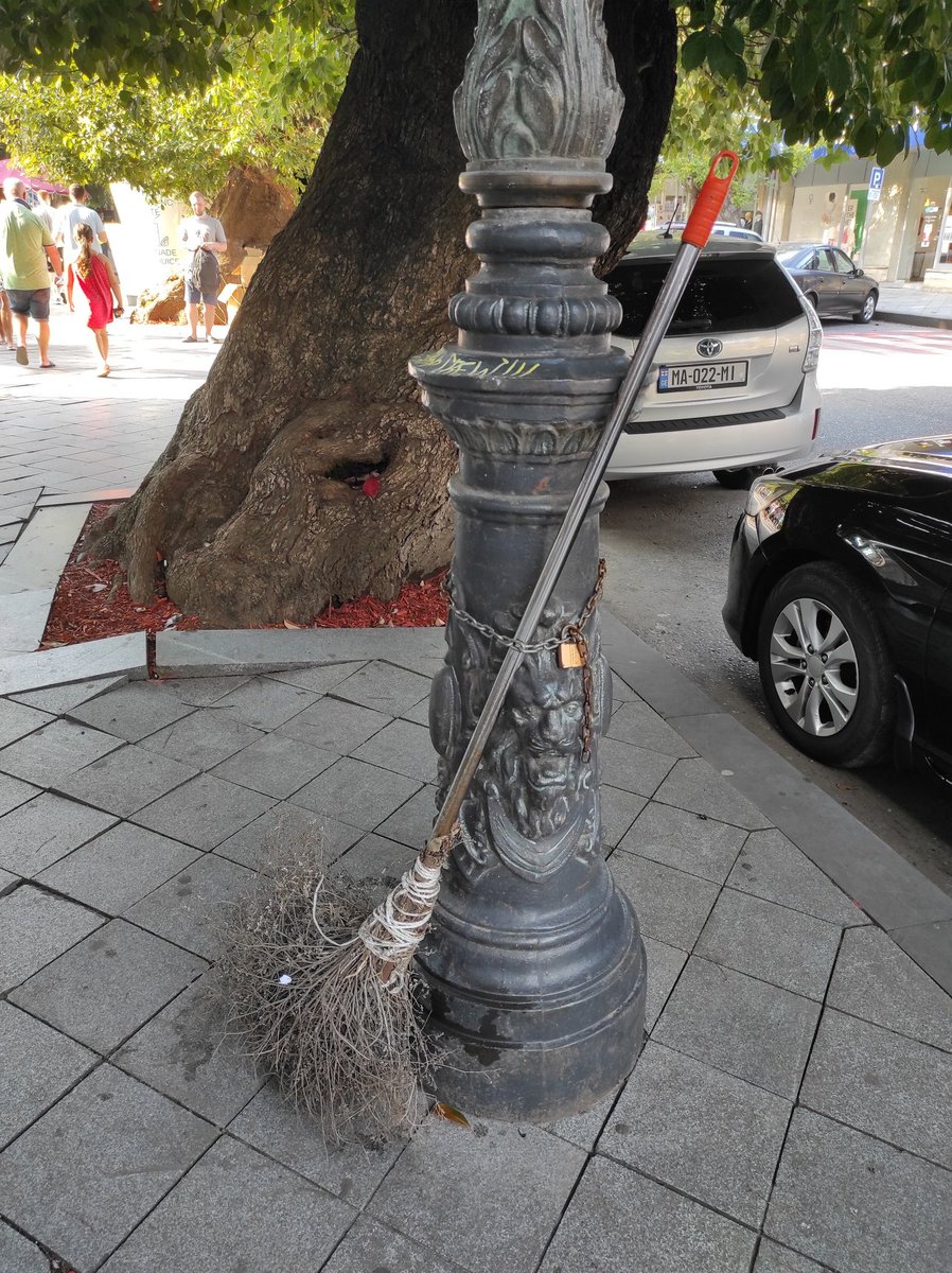 🤔😂😂😂
Anonymous Genius.  
Today in Batumi / Georgia.