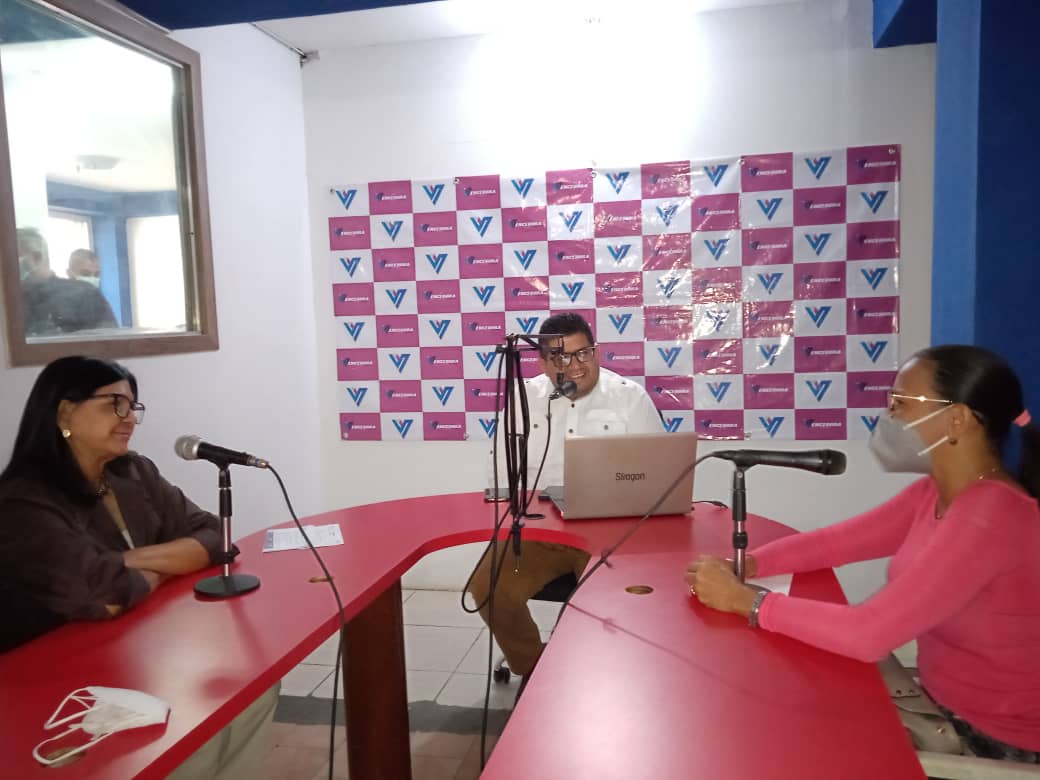 Soykarinacarpio's tweet photo. Hoy tuvimos una productiva entrevista en el programa "Juntos Hacemos Más" transmitido por Vencedora 97.7Fm conducido por nuestro amigo @juancarlospsuv acompañada de los candidatos a alcaldes del Eje Este de #Aragua  @PHernandezPSUV y Lolimar Montilla 
#AraguaConAromaDeMujer https://t.co/pK86JmpbhL