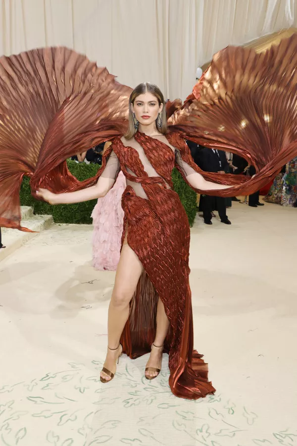 poptime's tweet photo. Do Ceará pro mundo! Valentina Sampaio, primeira modelo trans à estampar uma capa da Vogue, também estava deslumbrante no #MetGala de ontem. https://t.co/ZJe1g1sRN5