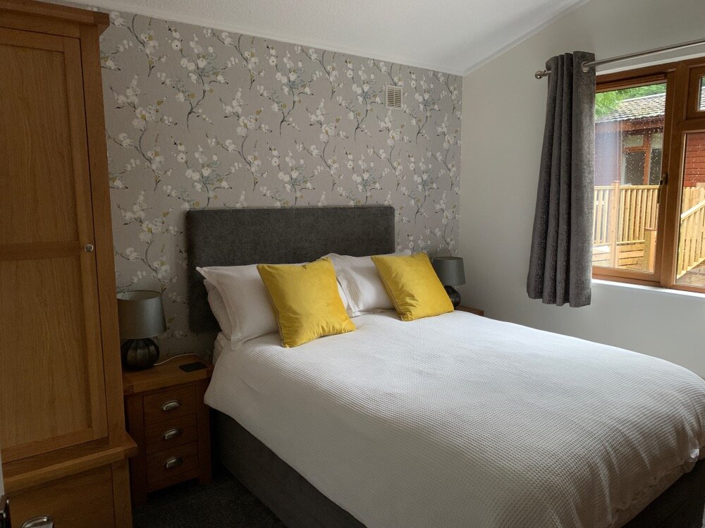 We have late availability for 11th October for four nights due to a cancellation.  Our log cabin sleeps six and has its own outdoor hot tub.  Drop us a DM for further details #lovethelakes