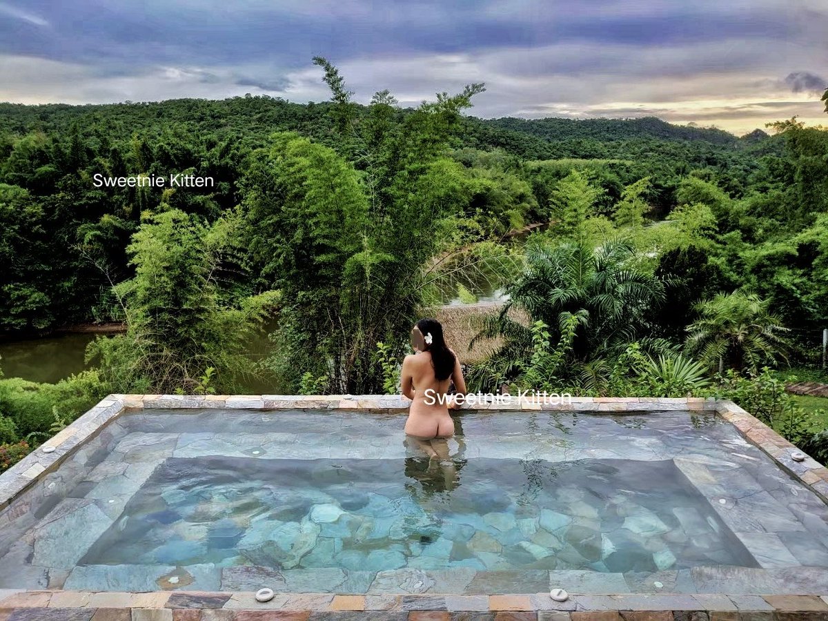 มาเที่ยวกาญมั๊ยยยยย เผื่อนัดสวิงกัน 😁😁
#naturistlife #outdoor #nakedlife #nakedwife