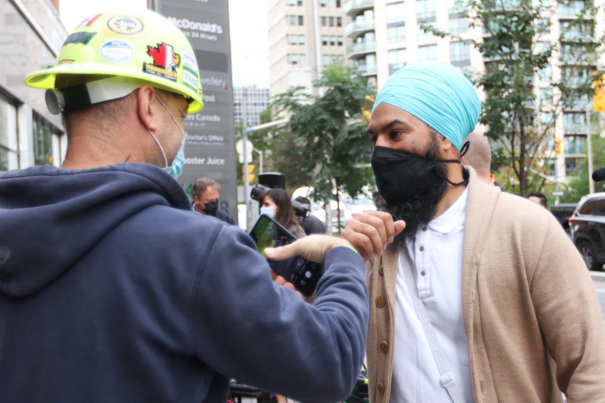 theJagmeetSingh's tweet image. Canadians pay some of the highest fees in the world.

Justin Trudeau promised to cut the price of cell and internet service— but he never did. His empty promise cost families $1,000/yr.

If you want better, you have to vote for better. HowYouVote.ca