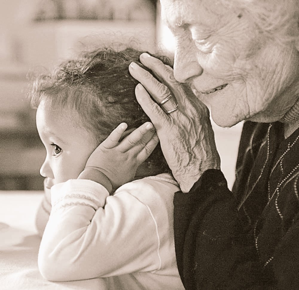 Le attenzioni più belle
nei nostri confronti
le hanno donato i nostri nonni... 
E quando cresciamo 
loro diventano
i nostri angeli custodi.
🖋️Anja_M 
#VentagliDiParole
#VentagliInLibertà
