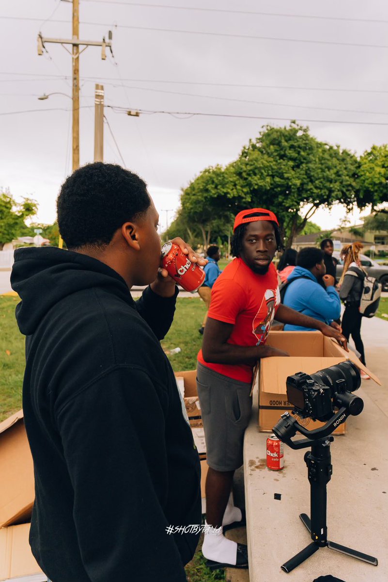 28PutMeOnTv's tweet photo. @SlidaKeem Gave Back To The Community Today . . . A Win For The Culture . . . @jwetcollection https://t.co/bmRp2Q6z4M