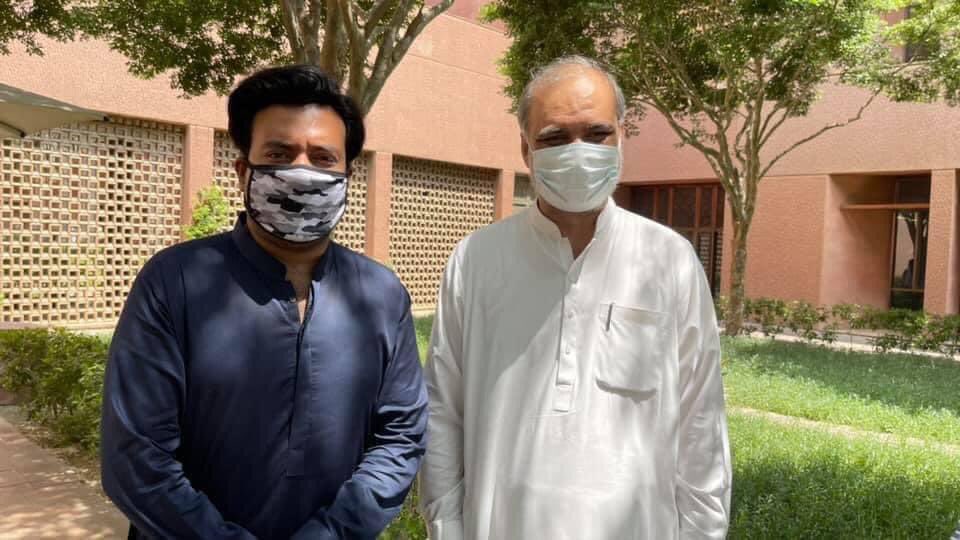 KarachiJamaat's tweet photo. حافظ نعیم الرحمٰن نے شہرت یافتہ لیجنڈ کامیڈین عمر شریف کی آغاخان ہسپتال میں عیادت کی ۔ ہسپتال میں موجود عمرشریف کے صاحب زادے جوادشریف کو امیر کراچی نے ہرممکن تعاون کی پیشکش کی اورحکومت سے مطالبہ کیا لیجنڈری عمر شریف کے علاج کیلئے حکومت تمام سہولیات  مہیا کرے۔ Prayers4UmerSharif# https://t.co/gexHyW3ejL