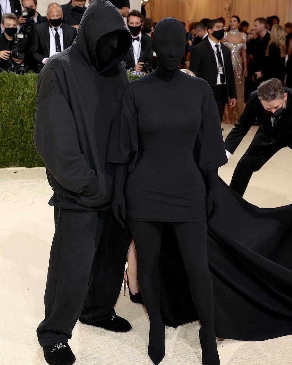 superstyleguide's tweet image. Kim Kardashian West and hubby Kanye West played it safe in completely covered black looks! Thoughts?

#metgala #metgala2021 #themet #kimkardashianwest #kanyewest