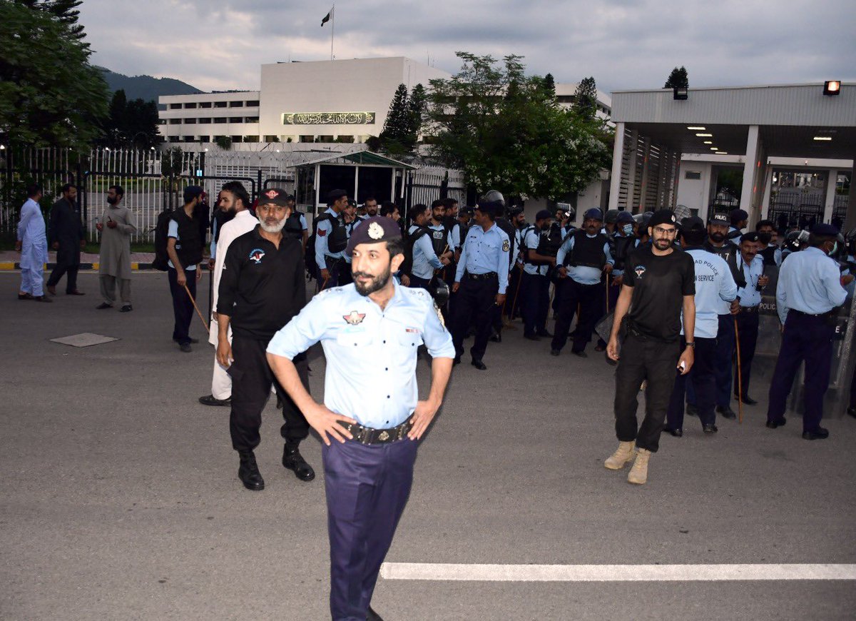 syedmustafapsp's tweet image. Law &amp;amp; order duty at red zone.