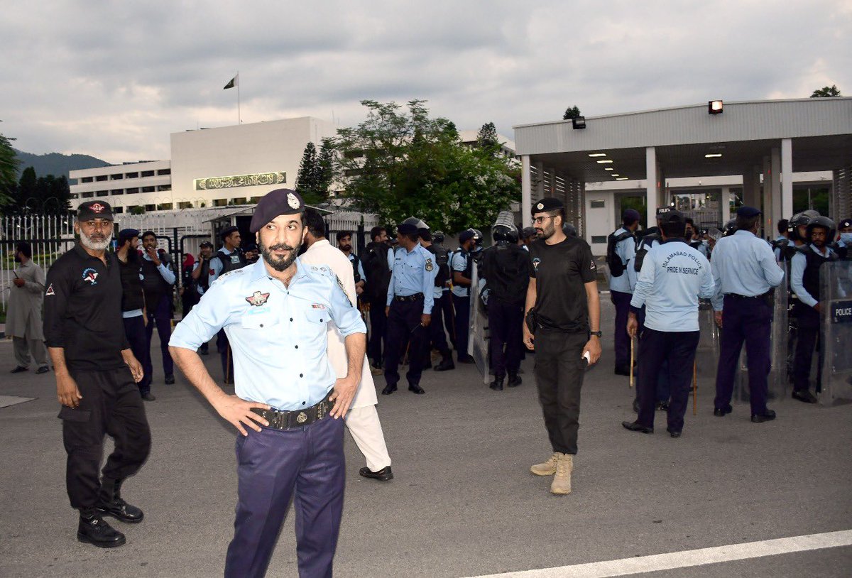syedmustafapsp's tweet image. Law &amp;amp; order duty at red zone.
