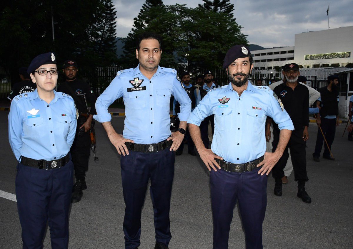 syedmustafapsp's tweet image. Law &amp;amp; order duty at red zone.