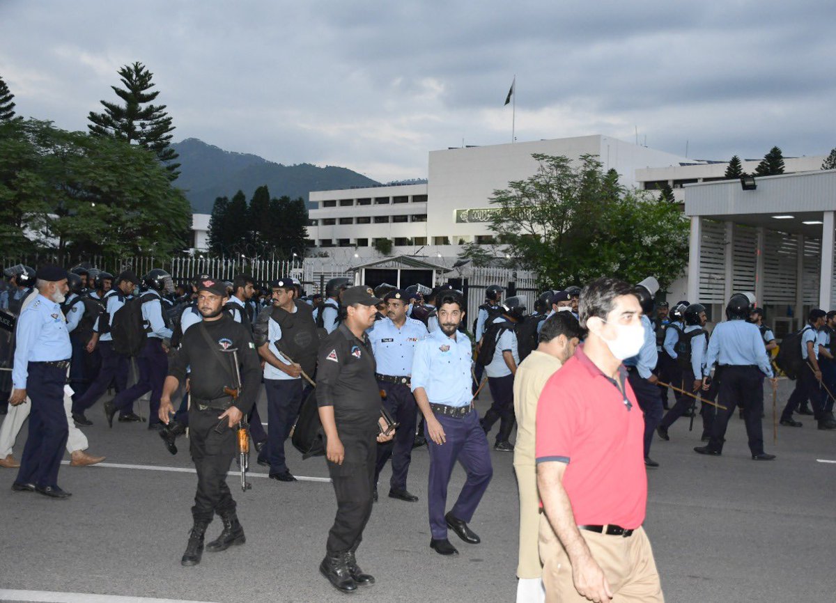 syedmustafapsp's tweet image. Law &amp;amp; order duty at red zone.
