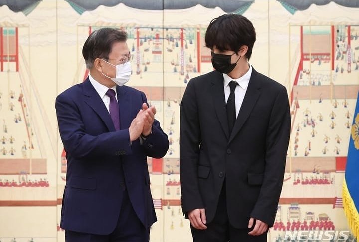 seokjinnie194's tweet photo. Kim Seokjin's picture with President Moon Jae-in. It looks like ruling King is having meeting with the Crown Prince.
.
.
.
#JIN #SEOKJIN #KIMSEOKJIN #BTSJIN #presidentmoon #진 #석진 #김석진 #BTSARMY #BTS #BTSxCOLDPLAY https://t.co/Z8aiQeZyCX