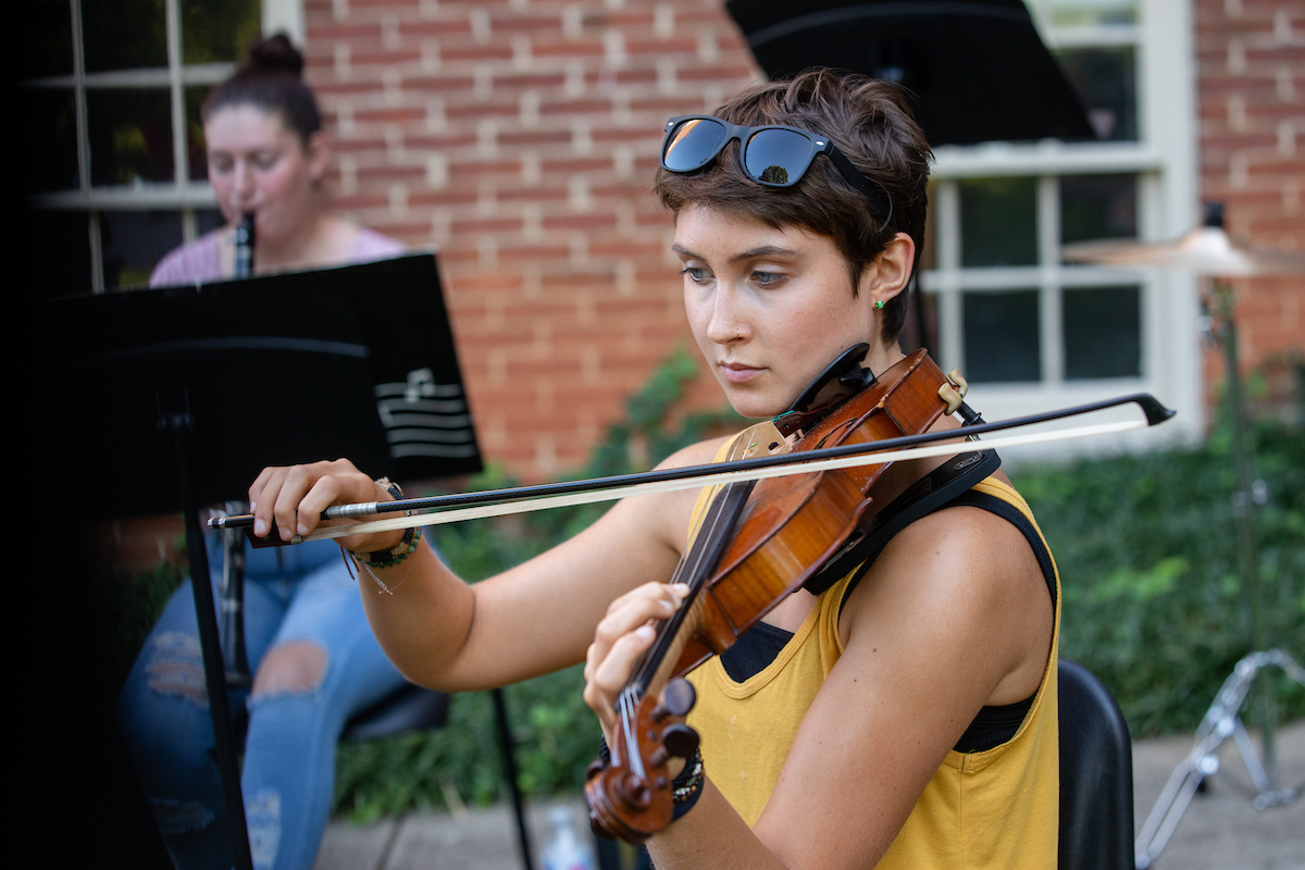 randolphcollege's tweet photo. Talk about the great outdoors! Members of the College's Chorale and Chamber Orchestra, led by Randall Speer, have been rehearsing outside twice a week this fall. 🎼 It's just one more way our community has adapted over the past year and a half!  

#BeAnOriginal #RandolphTogether https://t.co/jJ7hkBxsqY