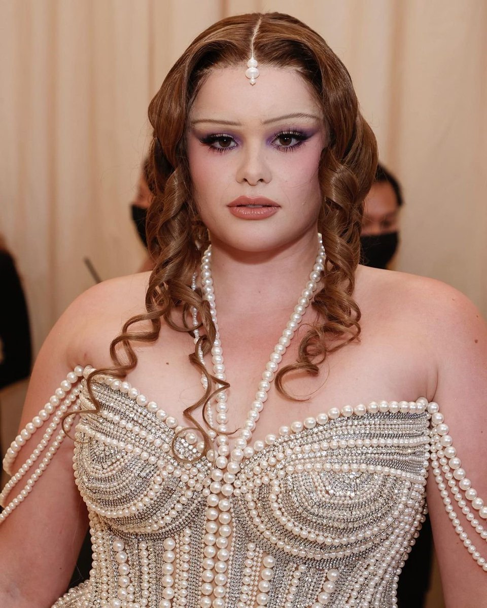📸 | Details do look da Barbie Ferreira usado ontem no Met Gala.