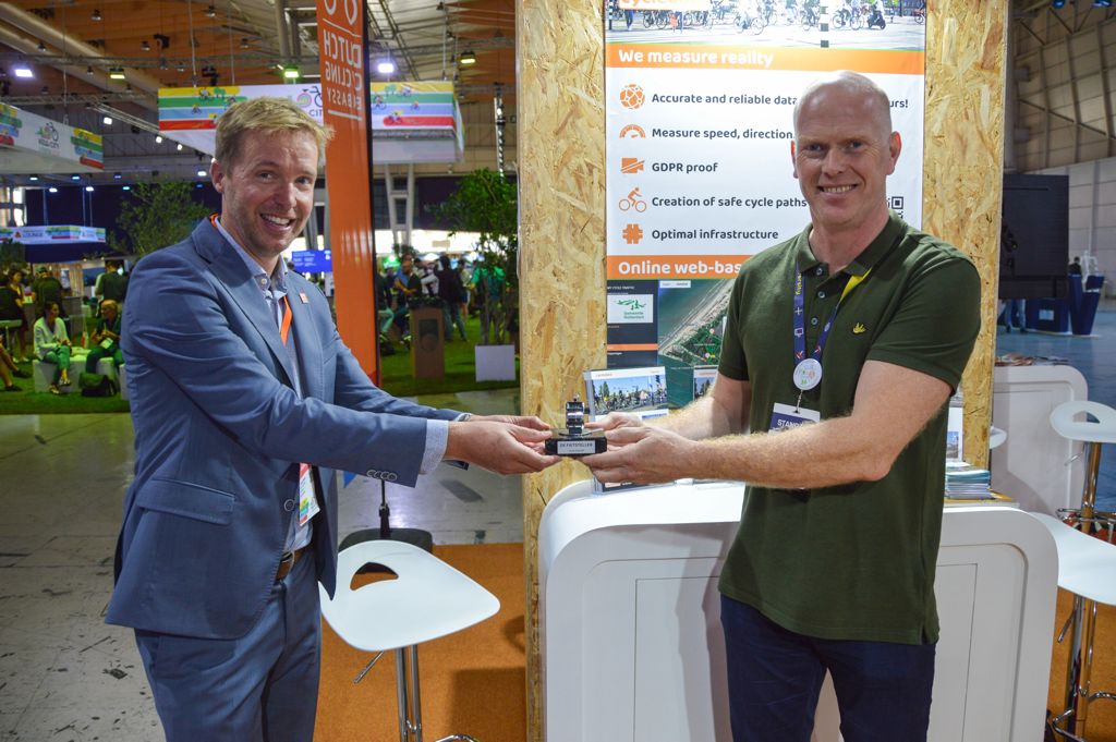 cycle_data's tweet photo. Collega Deodaat Boer overhandigde vorige week op Velocity in Lissabon De Fietsteller aan Lucas Harms van de Dutch Cycling Embassy.
#fietsteller #dutchcyclingembassy #cycledata #velocity https://t.co/kMCYvJuTgO