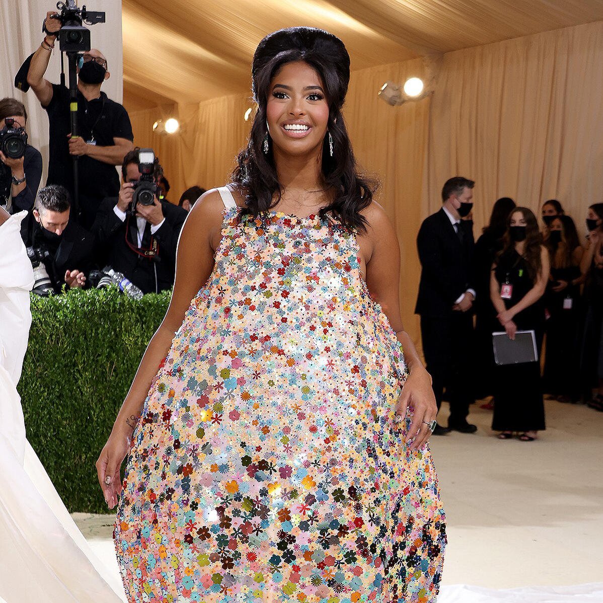 StrytimeVillage's tweet photo. #MetGala 2021 outfits as children's book covers (1/)

Natalia Bryant and The Rainbow Fish https://t.co/BLofNuG2Xh