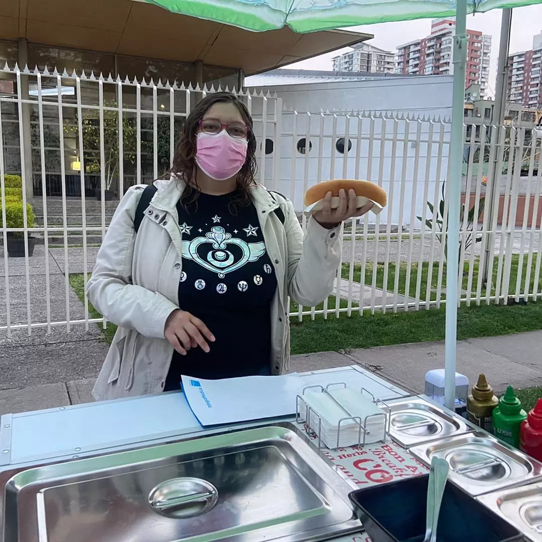 DepereiraV's tweet image. Chicos, vengo a pedir todo el RT posible para el carro de mi hermano. El es chef y se tuvo que reinventar post pandemia. Tiene su carro de completos nuevo y necesita llegar a más gente. Esta en Macul (Gregorio de la Fuente). Además tiene productos elab propia!! Muchas gracias