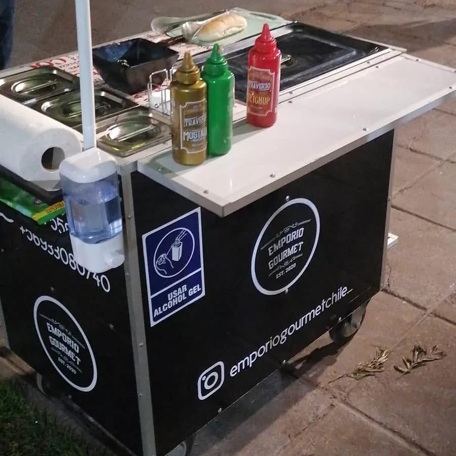 DepereiraV's tweet image. Chicos, vengo a pedir todo el RT posible para el carro de mi hermano. El es chef y se tuvo que reinventar post pandemia. Tiene su carro de completos nuevo y necesita llegar a más gente. Esta en Macul (Gregorio de la Fuente). Además tiene productos elab propia!! Muchas gracias