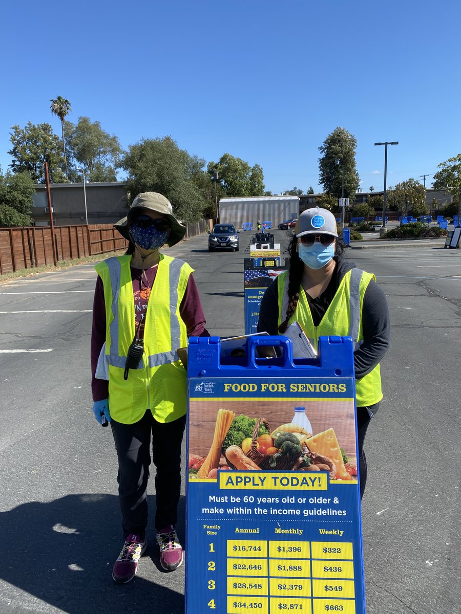 SacFoodBank's tweet photo. Calling all Sacramento seniors! SFBFS’ Food for Seniors program provides 30 lb. grocery boxes that contain nutritious shelf staples, protein, and more! Home delivery available for seniors with mobility limitations. 
https://t.co/jjbQQg3mAe #seniors #nutrition #health #SFBFS https://t.co/EUcblhLyyI
