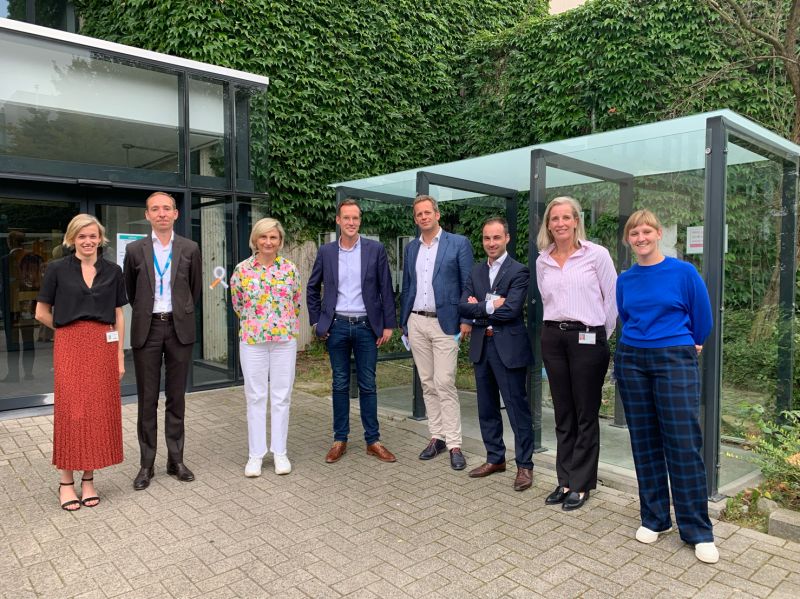 Laure Jacquemin (@laure_jacquemin) on Twitter photo Samen voor meer bewustzijn rond wat een cochleair implantaat kan betekenen voor de kwaliteit van privé en professioneel leven. We hadden het genoegen de aftrap van het project #HearAgainWorkAgain te geven samen met minister <a href="/crevits/">Hilde Crevits</a> en Vlaams Parlementslid <a href="/RobrechtB/">Robrecht Bothuyne</a> <a href="/UZAnieuws/">UZA</a>. Samen voor meer bewustzijn rond wat een cochleair implantaat kan betekenen voor de kwaliteit van privé en professioneel leven. We hadden het genoegen de aftrap van het project #HearAgainWorkAgain te geven samen met minister <a href="/crevits/">Hilde Crevits</a> en Vlaams Parlementslid <a href="/RobrechtB/">Robrecht Bothuyne</a> <a href="/UZAnieuws/">UZA</a>.