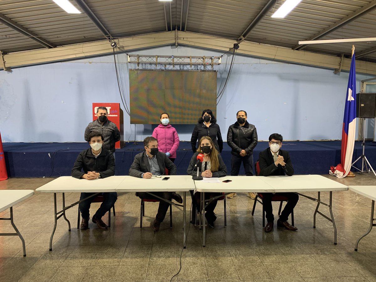 Cutchile's tweet image. La Central Unitaria de Trabajadores, a través de su Ramal de Servicios Financieros, apoya la movilización del Sindicato Transbank 📢🪧 que recibe, en la sede de la Central, el respaldo del diputado Gabriel Silber.