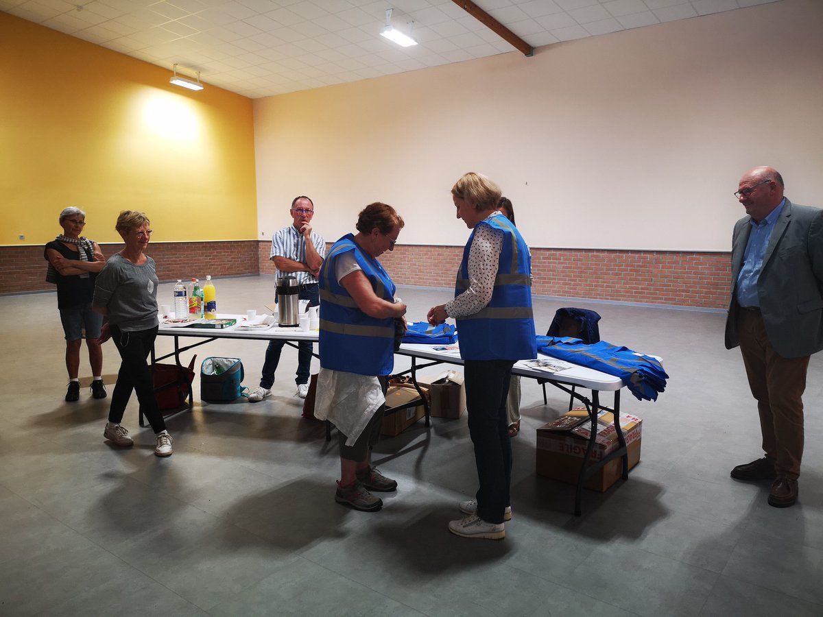 GroupamaFd62's tweet photo. 📢@CousinAnne62 et les élus de l'Artois ont offerts des gilets bleus aux clubs de marcheurs. Une belle opération de #prevention, pour assurer leur visibilité et leur #sécurité. 🦺
Un moment convivial avec notre président départemental @JacquesLouchart et notre réseau commercial. https://t.co/K8Bwss8gic