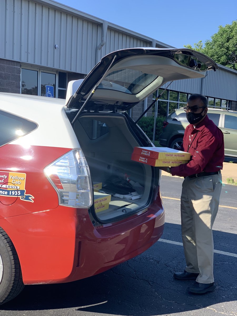 It's #NationalCremeFilledDonutDay, and we're reminiscing on the day that we went to <a href="/TonysDonuts/">Tony's Donuts & Cafe</a> and got, like, a million donuts for the office🍩