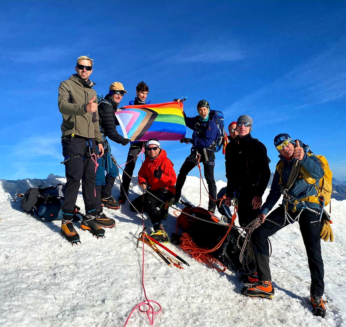 TheoChallande's tweet photo. Deuxième sommet atteint ! ✊🌈 Nous avons reveillé le (sommet du) Castor (4223 mètres) avec les couleurs de l'arc-en ciel parce que nous voulions porter aujourd'hui un message : il y a toujours un chemin vers l'égalité des droits. #PINKSUMMITS https://t.co/DHYJY1PXim