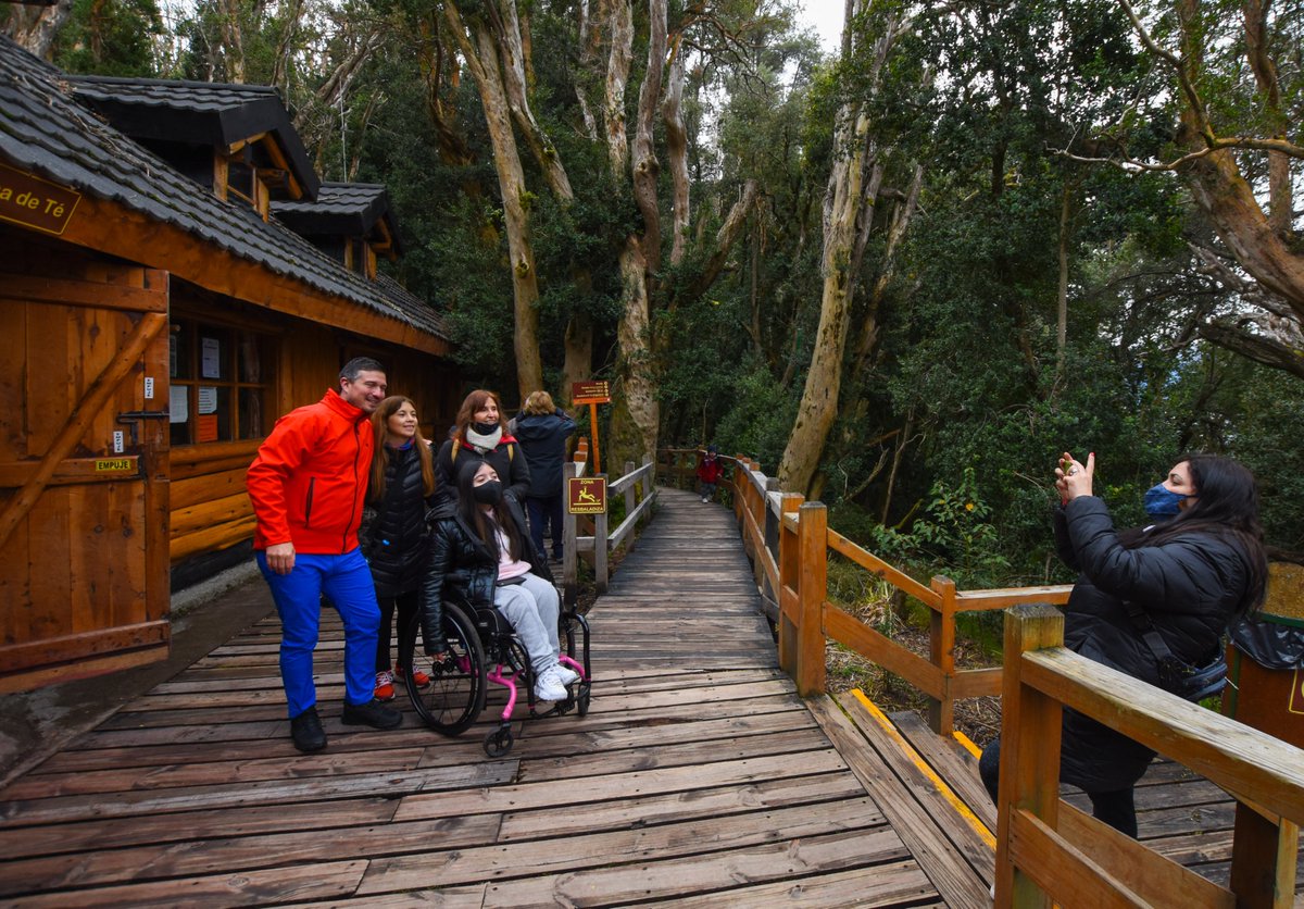 neuquentur's tweet photo. Lo lindo de disfrutar en familia 😍
Hoy #PaseoVirtual 📲 por el Bosque de Arrayanes #VillaLaAngostura 

¿Lo visitaste en invierno? Dejanos una 📸 👇

#NaturalmenteBella https://t.co/HgrL28T0p7