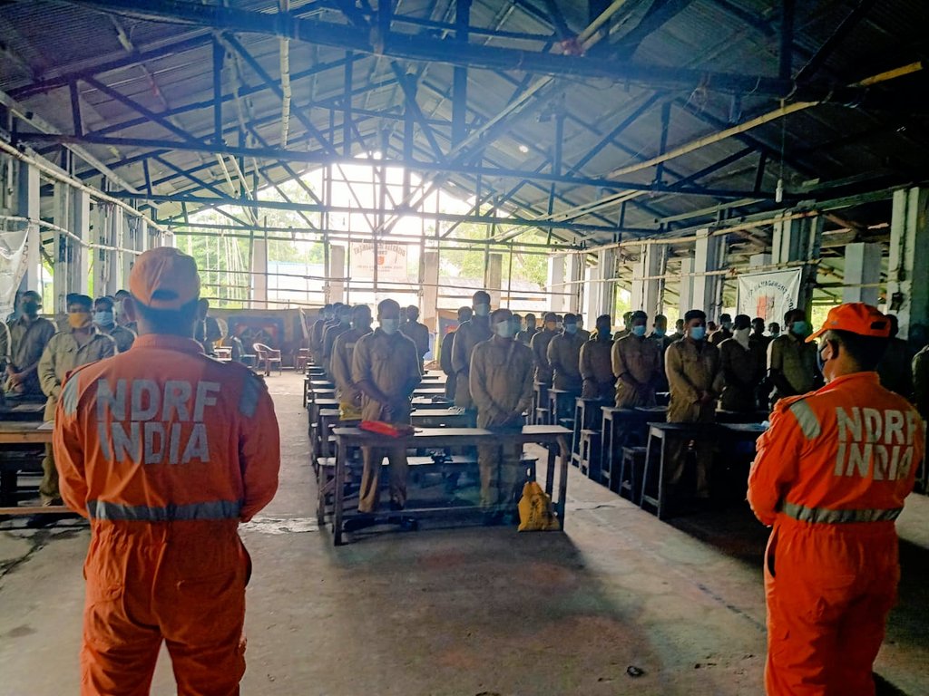 02ndrf's tweet image. #CapacityBuildingProgram
▪️टीम २ वी वाहिनी रा. आ. मो. बल द्वारा बैरक पुर में आपदा प्रतिक्रिया एवं प्रबंधन हेतु प्रशिक्षण दिया जा रहा है।
▪️आपदा में प्रतिक्रिया करने हेतु , पश्चिम बंगाल पुलिस के प्रशिक्षणार्थियो को सक्षम एवं तैयार किया जा रहा है।
@satyaprad1
@NDRFHQ 
@wbdmcd