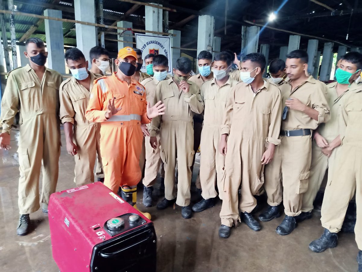 02ndrf's tweet image. #CapacityBuildingProgram
▪️टीम २ वी वाहिनी रा. आ. मो. बल द्वारा बैरक पुर में आपदा प्रतिक्रिया एवं प्रबंधन हेतु प्रशिक्षण दिया जा रहा है।
▪️आपदा में प्रतिक्रिया करने हेतु , पश्चिम बंगाल पुलिस के प्रशिक्षणार्थियो को सक्षम एवं तैयार किया जा रहा है।
@satyaprad1
@NDRFHQ 
@wbdmcd