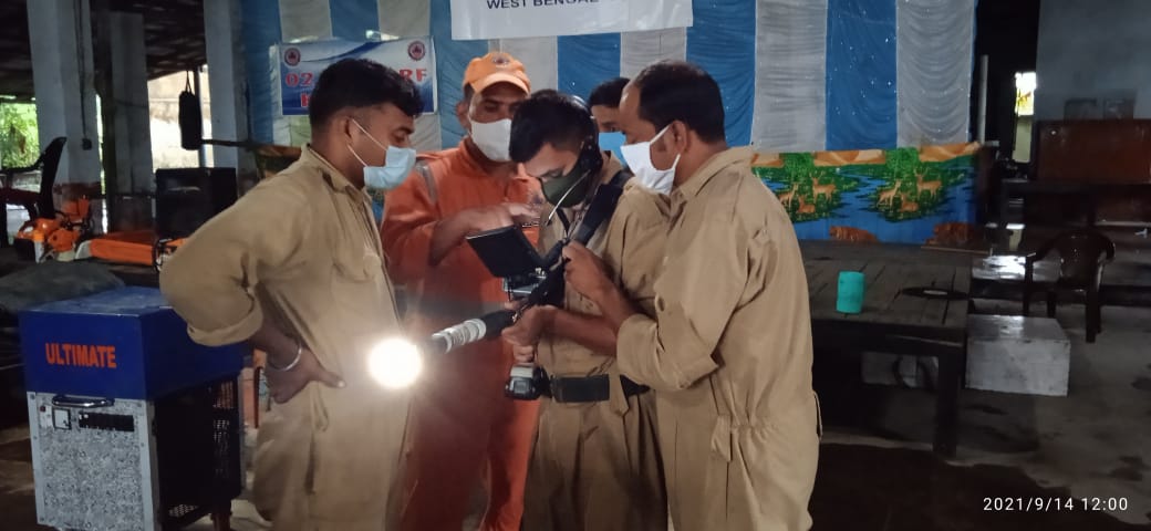 02ndrf's tweet image. #CapacityBuildingProgram
▪️टीम २ वी वाहिनी रा. आ. मो. बल द्वारा बैरक पुर में आपदा प्रतिक्रिया एवं प्रबंधन हेतु प्रशिक्षण दिया जा रहा है।
▪️आपदा में प्रतिक्रिया करने हेतु , पश्चिम बंगाल पुलिस के प्रशिक्षणार्थियो को सक्षम एवं तैयार किया जा रहा है।
@satyaprad1
@NDRFHQ 
@wbdmcd
