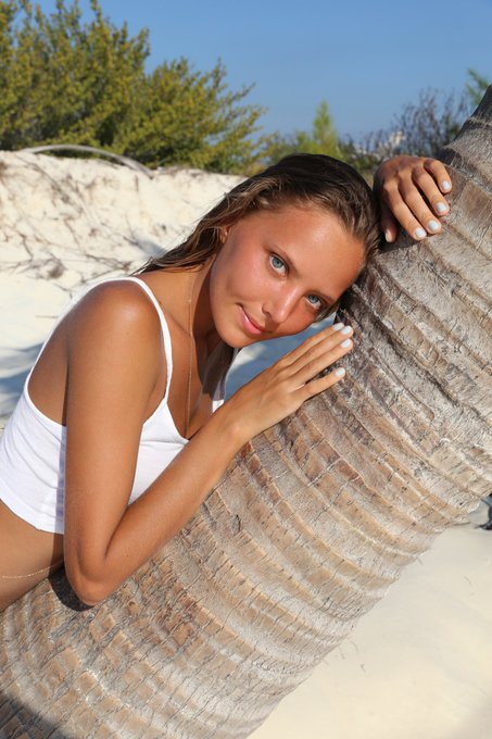 Let&rsquo;s chat 💋 waiting for you on my Onlyfans page, linked in bio &hearts;️ https://t.co/QKpw3917Vl<a href="/tag/katyaclover"class="tags"><span>#katyaclover</span></a>